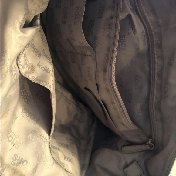 Michael Kors Authentic grey pebble leather bag - Picture 4 of 4